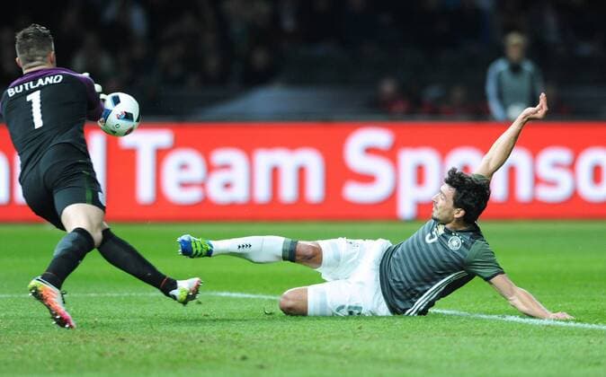 Fussball, Deutschland, Herren, DFB, Länderspiel zur Euro 2016, Olympia-Stadion Berlin: Deutschland - England; Mats Hummels (GER), Jack Butland (ENG), Aktion.