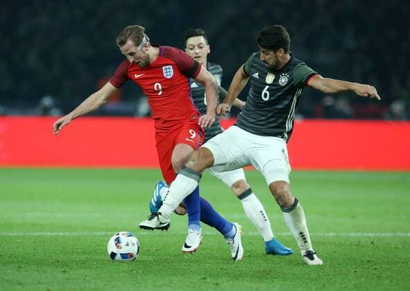 Harry Kane, Sami Khedira Aktion Spielszene Zweikampf Fußball Fussball Länderspiel Saison 2015 2016 26.03.2016 DFB Nationalmannschaft BRDeutschland vs. England