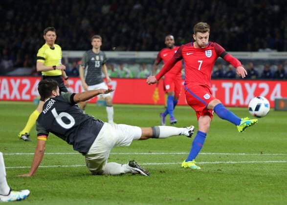 Sami Khedira, Adam Lallana Aktion Spielszene Zweikampf Fußball Fussball Länderspiel Saison 2015 2016 26.03.2016 DFB Nationalmannschaft BRDeutschland vs. England