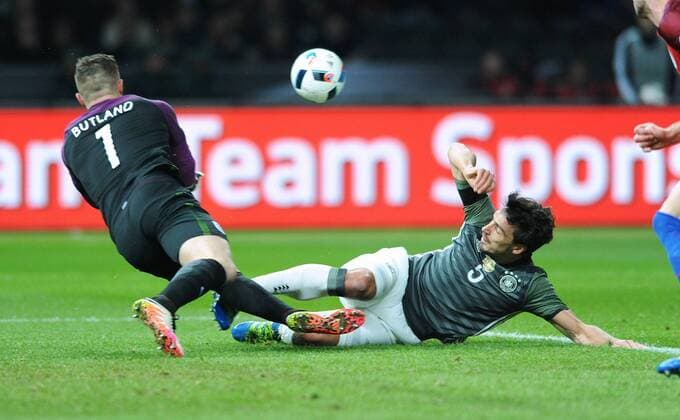 Fussball, Deutschland, Herren, DFB, Länderspiel zur Euro 2016, Olympia-Stadion Berlin: Deutschland - England; Mats Hummels (GER), Jack Butland (ENG), Aktion.