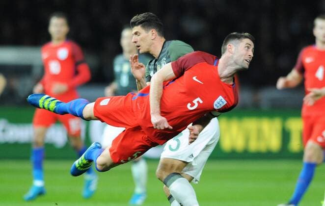 Fussball, Deutschland, Herren, DFB, Länderspiel zur Euro 2016, Olympia-Stadion Berlin: Deutschland - England; Thomas Mueller (GER), Gary Cahill (ENG), Aktion.