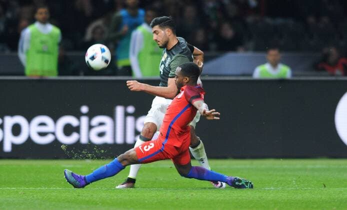 Fussball, Deutschland, Herren, DFB, Länderspiel zur Euro 2016, Olympia-Stadion Berlin: Deutschland - England; Emre Can (GER), Danny Rose (ENG), Aktion.