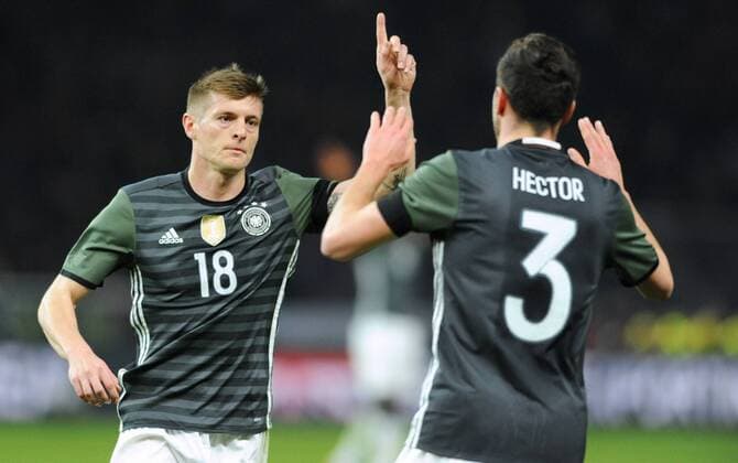 Fussball, Deutschland, Herren, DFB, Länderspiel zur Euro 2016, Olympia-Stadion Berlin: Deutschland - England; Jubel Toni Kroos (GER) nach seinem Tor zum 1:0, zusammen mit Jonas Hector (GER). Jubel, Freude, Aktion.