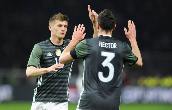 Fussball, Deutschland, Herren, DFB, Länderspiel zur Euro 2016, Olympia-Stadion Berlin: Deutschland - England; Jubel Toni Kroos (GER) nach seinem Tor zum 1:0, zusammen mit Jonas Hector (GER). Jubel, Freude, Aktion.