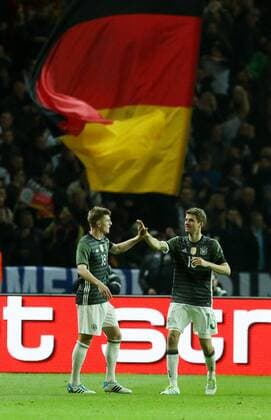 Toni Kroos 1:0, Thomas Müller Freude Emotion jubelnd Jubel nach 1:0 Fußball Fussball Länderspiel Saison 2015 2016 26.03.2016 DFB Nationalmannschaft BRDeutschland vs. England