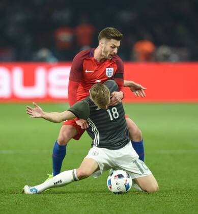 Fussball, Herren, Saison 2015 16, Länderspiel in Berlin, Deutschland - England, v. l. Adam Lallana (oben, England), Toni Kroos (Deutschland), 26.03.2016,