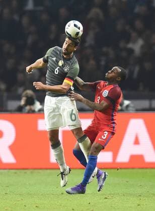 Fussball, Herren, Saison 2015 16, Länderspiel in Berlin, Deutschland - England, v. l. Sami Khedira (Deutschland), Danny Rose (England), 26.03.2016,
