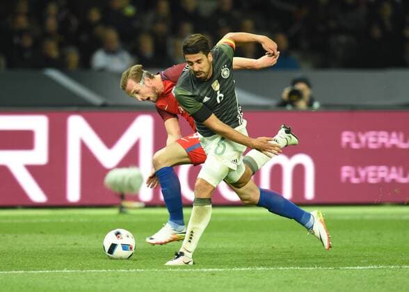 Fussball, Herren, Saison 2015 16, Länderspiel in Berlin, Deutschland - England, v. l. Harry Kane (England), Sami Khedira (Deutschland), 26.03.2016,