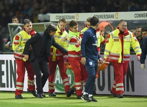 Fussball, Herren, Saison 2015 16, Länderspiel in Berlin, Deutschland - England, Torwart Jack Butland (England)schied verletzt aus, Trainer Joachim Löw (Deutschland) verabschiedet ihn, 26.03.2016,