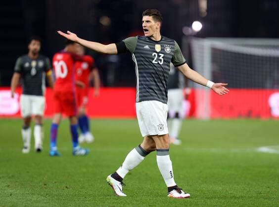 Berlin Fußball Länderspiel Deutschland vs. England, Mario Gomez (GER) beschwert sich, nach dem sein Tor nicht gezählt wurde