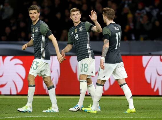 Berlin Fußball Länderspiel Deutschland vs. England, Jubel über das Tor zum 1:0, v.l. Thomas Müller, Torschütze Toni Kroos, Marco Reus (GER)