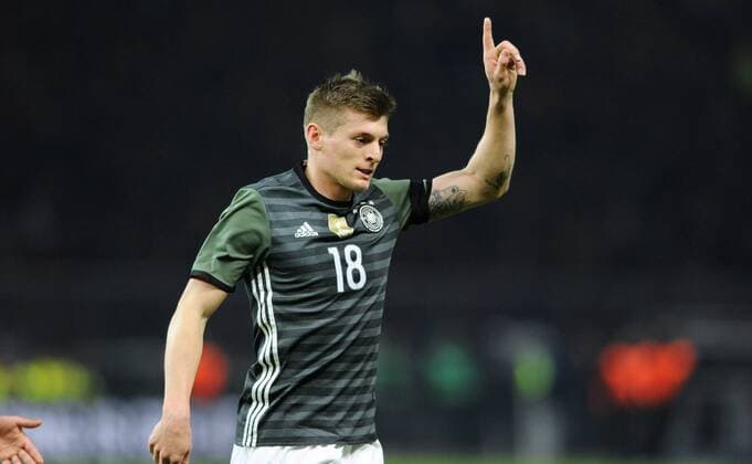 Fussball, Deutschland, Herren, DFB, Länderspiel zur Euro 2016, Olympia-Stadion Berlin: Deutschland - England; Jubel Toni Kroos (GER) nach seinem Tor zum 1:0. Jubel, Freude, Aktion, Einzelbild.