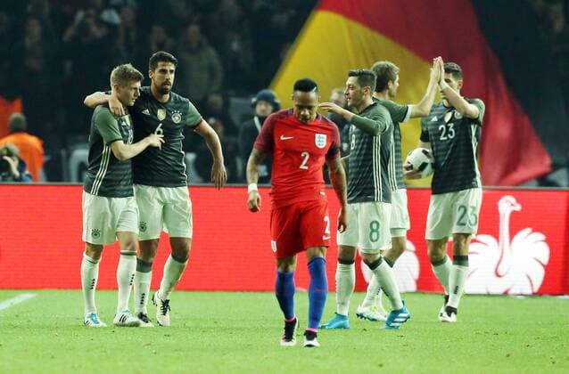 Toni Kroos 1:0, Sami Khedira, Nathaniel Clyne 2, Mesut Özil, Mario Gomez Freude Emotion jubelnd Jubel nach 1:0 Fußball Fussball Länderspiel Saison 2015 2016 26.03.2016 DFB Nationalmannschaft BRDeutschland vs. England