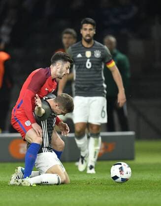 Zweikampf, Aktion Toni Kroos (GER) (rechts) gegen Adam Lallana (ENG) (links) DFB Länderspiel Deutschland gegen England Freundschaftsspiel Fußball Herren GER vs ENG Berlin Olympiastadion 26.03.2016 DFB Länderspiel Deutschland gegen England