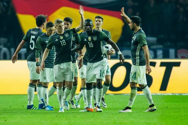 Samstag 26.03.2016, Laenderspiel - Testspiel in Berlin, Deutschland - England, Jubel um den Torschuetzen zum 1 zu 0 Toni Kroos (Deutschland 18) DeFodi507