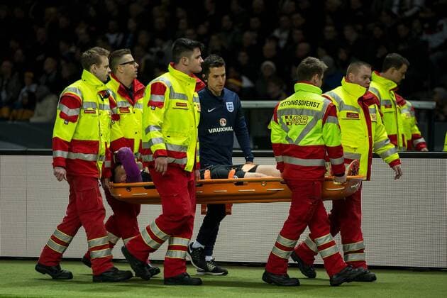 Berlin Torwart Jack Butland (England 1) wird verletzt vom Platz getragen beim Freundschaftsspiel Deutschland vs England am 26.03.2016, Copyright: Schülerx xEibner-Pressefoto EP_jse