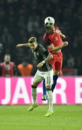 Kopfballduell, Zweikampf, Aktion Marco Reus (GER) (links) gegen Gary Cahill (ENG) DFB Länderspiel Deutschland gegen England Freundschaftsspiel Fußball Herren GER vs ENG Berlin Olympiastadion 26.03.2016 DFB Länderspiel Deutschland gegen England