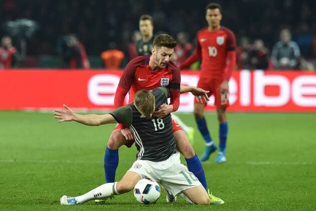 Fußball Länderspiel Deutschland - England am 26.03.2016 im Olympiastadion in Berlin Toni Kroos ( Deutschland ), vorne - Adam Lallana ( England ), hinten xRx