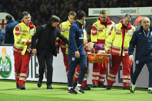 Fußball Länderspiel Deutschland - England am 26.03.2016 im Olympiastadion in Berlin Joachim Löw ( Bundestrainer ) tröstet den verletzten Jack Butland ( England ) xRx