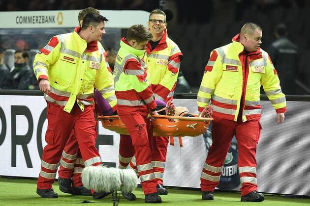 Fußball Länderspiel Deutschland - England am 26.03.2016 im Olympiastadion in Berlin Jack Butland ( England ) wird verletzt vom Spielfeld getragen xRx