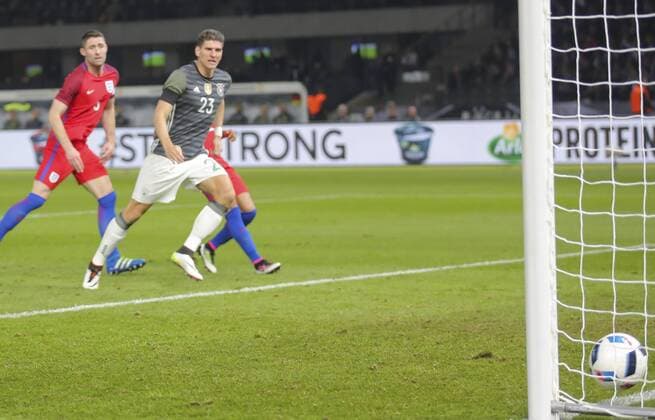 Mario GOMEZ, DFB 23 Torschuss, schiesst das Tor zum 2-0 DEUTSCHLAND - ENGLAND ( - ) Freundschaftsspiel, friendly match, Deutsche Fussball Nationalmannschaft, DFB am 26.03.2016 in Berlin.