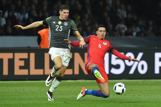 Fußball Länderspiel Deutschland - England am 26.03.2016 im Olympiastadion in Berlin Mario Gomez ( Deutschland ), links - Chris Smalling ( England ), rechts xRx