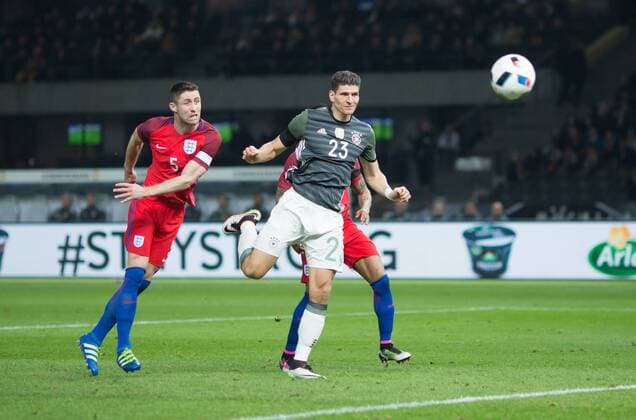 Berlin, Deutschland, 26.03.2016: Fußball Länderspiel zur Vorbereitung für die EM 2016 - Deutschland - England. Tor 2:0. Torschütze Torschuetze Mario Gomez (Deutschland 23) trifft im Kopfballduell gegen Mats Hummels (Deutschland 5)