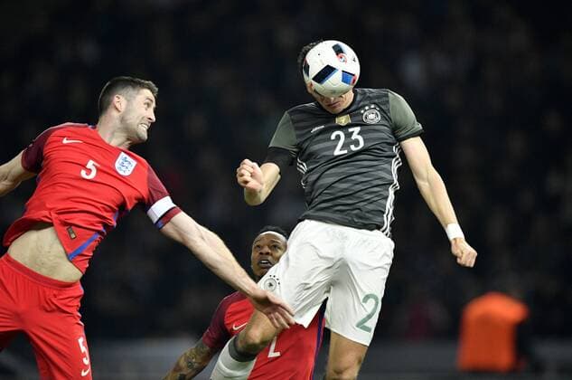 TOR zum 2:0 durch Mario Gomez (GER) per Kopfball Aktion gegen Gary Cahill (ENG) DFB Länderspiel Deutschland gegen England Freundschaftsspiel Fußball Herren GER vs ENG Berlin Olympiastadion 26.03.2016 DFB Länderspiel Deutschland gegen England