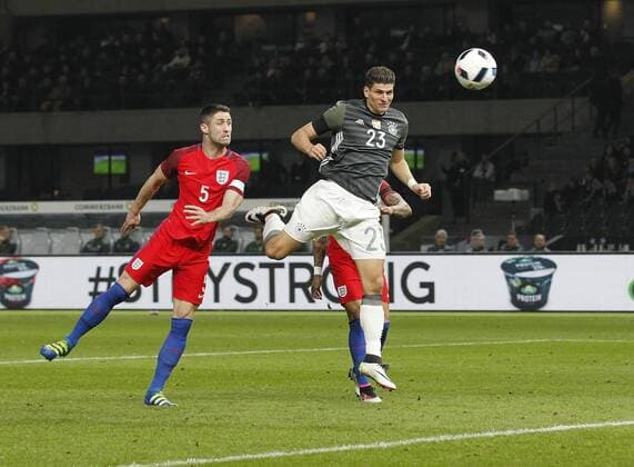 Mario Gomez (GER, re) köpft das Tor zum2:0 für Deutschland) . Links Gary Cahill (ENG). Deutschland -England . Fussball-Länderspiel 2016, Freundschaftsspiel . Berlin, GER, 26.03.2016 ,