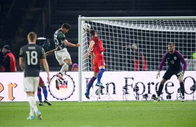 Fussball Berlin 19.03.2016 Nationalmannschaft DFB Länderspiel Deutschland (GER) - England (ENG) Tor zum 2:0 durch Mario Gomez (Deutschland, No.23) Gary Cahill (England, No.05) Fraser Forster (England, TW, No.13)