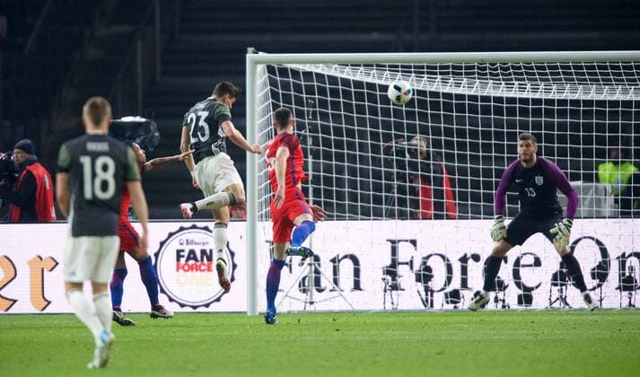 Fussball Berlin 19.03.2016 Nationalmannschaft DFB Länderspiel Deutschland (GER) - England (ENG) Tor zum 2:0 durch Mario Gomez (Deutschland, No.23) Gary Cahill (England, No.05) Fraser Forster (England, TW, No.13)
