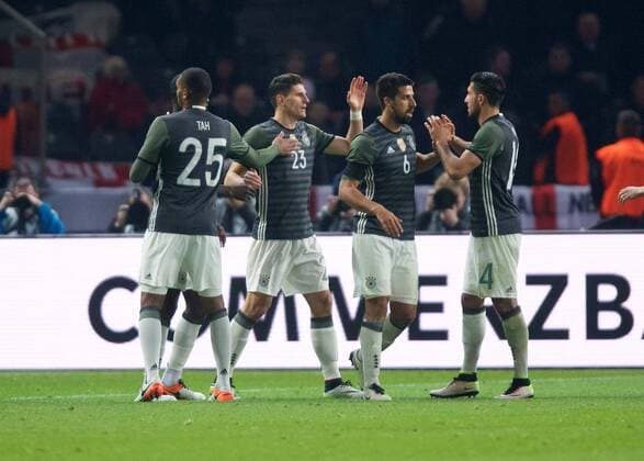 Fussball Berlin 19.03.2016 Nationalmannschaft DFB Länderspiel Deutschland (GER) - England (ENG) Jubel nach dem Tor zum 2:0 durch Mario Gomez (Deutschland, No.23)
