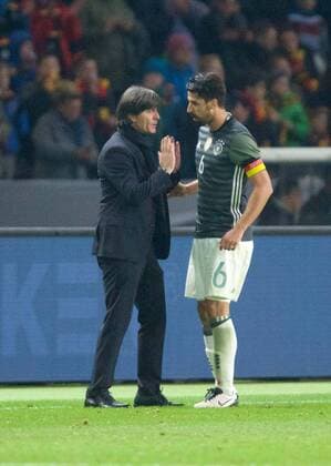 Fussball Berlin 19.03.2016 Nationalmannschaft DFB Länderspiel Deutschland (GER) - England (ENG) Joachim Löw (Deutschland, Bundestrainer) Sami Khedira (Deutschland, No.06)