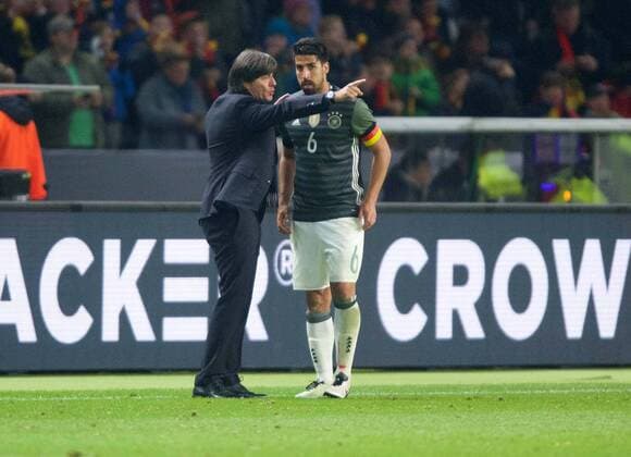 Fussball Berlin 19.03.2016 Nationalmannschaft DFB Länderspiel Deutschland (GER) - England (ENG) Joachim Löw (Deutschland, Bundestrainer) Sami Khedira (Deutschland, No.06)