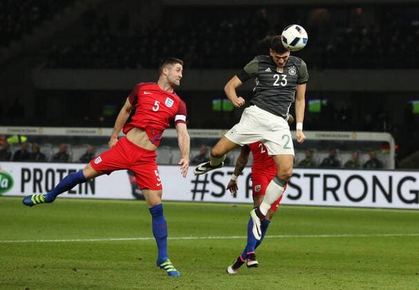Gary Cahill, Mario Gomez Kopfballtor zum 2:0 Fußball Fussball Länderspiel Saison 2015 2016 26.03.2016 DFB Nationalmannschaft BRDeutschland vs. England