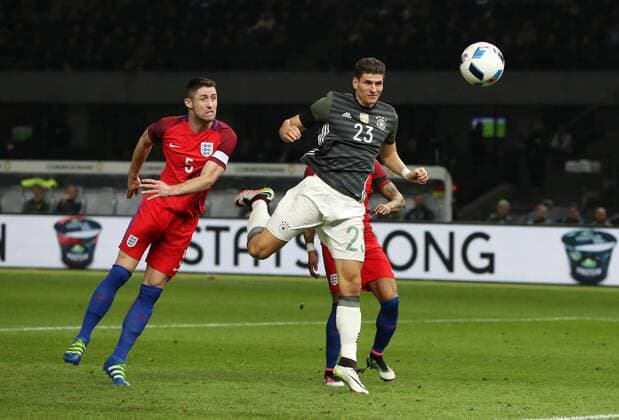 Gary Cahill, Mario Gomez Kopfballtor zum 2:0 Fußball Fussball Länderspiel Saison 2015 2016 26.03.2016 DFB Nationalmannschaft BRDeutschland vs. England