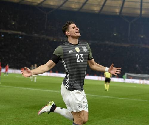 26.03.2016, Fussball Nationalmannschaft, Freundschaftsspiel Deutschland - England, im Olympiastadion Berlin. Mario Gomez (Deutschland) Torjubel. 