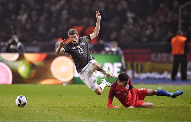 26.03.2016, Fussball Nationalmannschaft, Freundschaftsspiel Deutschland - England, im Olympiastadion Berlin. v.li: Thomas Müller (Deutschland) gegen Dele Alli (England)., 