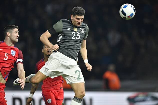TOR zum 2:0 durch Mario Gomez (GER) per Kopfball Aktion gegen Gary Cahill (ENG) DFB Länderspiel Deutschland gegen England Freundschaftsspiel Fußball Herren GER vs ENG Berlin Olympiastadion 26.03.2016 DFB Länderspiel Deutschland gegen England