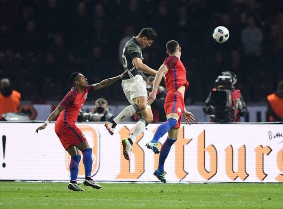 26.03.2016, Fussball Laenderspiel in Berlin, Deutschland - England Mario Gomez (Deutschland), mi., erzielt mit diesem Kopfball das Tor zum 2:0