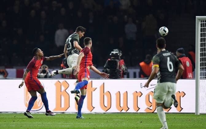 26.03.2016, Fussball Laenderspiel in Berlin, Deutschland - England Mario Gomez (Deutschland), 2. v.li., erzielt mit diesem Kopfball das Tor zum 2:0