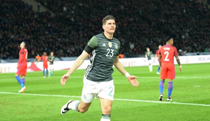 Fussball, Herren, Saison 2015 16, Länderspiel in Berlin, Deutschland - England, Mario Gomez (Deutschland), Jubel nach Tor zum 2:0, 26.03.2016,
