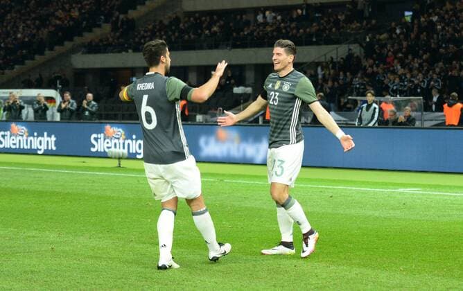 Fussball, Herren, Saison 2015 16, Länderspiel in Berlin, Deutschland - England, Sami Khedira (Deutschland), Mario Gomez (Deutschland), Jubel nach Tor zum 2:0, 26.03.2016,