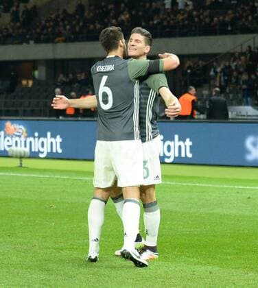 Fussball, Herren, Saison 2015 16, Länderspiel in Berlin, Deutschland - England, Sami Khedira (Deutschland), Mario Gomez (Deutschland), Jubel nach Tor zum 2:0, 26.03.2016,