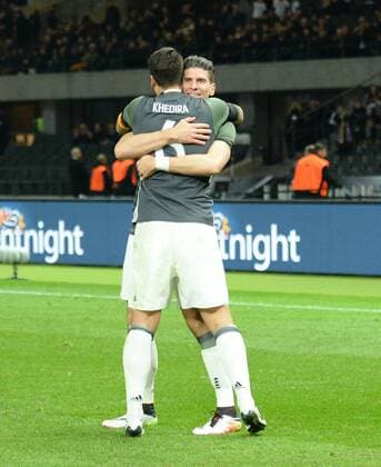 Fussball, Herren, Saison 2015 16, Länderspiel in Berlin, Deutschland - England, Sami Khedira (Deutschland), Mario Gomez (Deutschland), Jubel nach Tor zum 2:0, 26.03.2016,