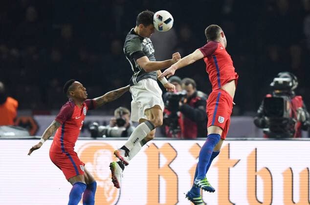 26.03.2016, Fussball Laenderspiel in Berlin, Deutschland - England Mario Gomez (Deutschland), mi., erzielt mit diesem Kopfball das Tor zum 2:0
