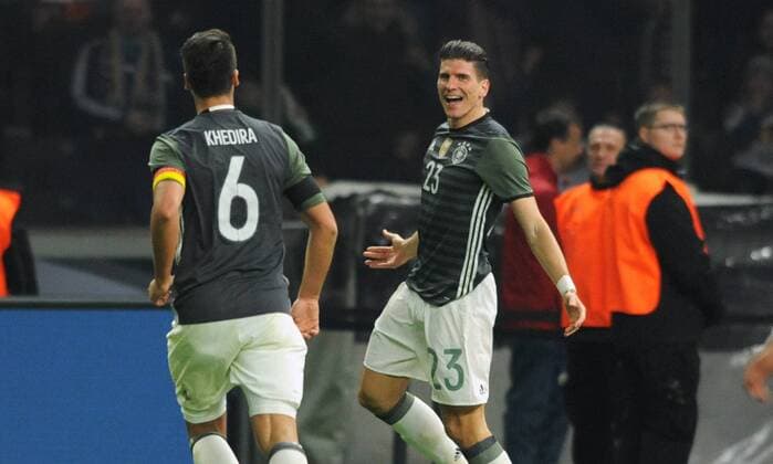 Fussball, Deutschland, Herren, DFB, Länderspiel zur Euro 2016, Olympia-Stadion Berlin: Deutschland - England; Jubel Mario Gomez (GER) nach seinem Tor zum 2:0, zusammen mit Sami Khedira (Deutschland). Jubel, Freude, Aktion.