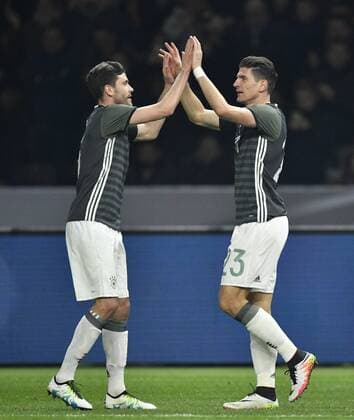 TOR zum 2:0 durch Mario Gomez (GER) per Kopfball Torjubel mit Jonas Hector (GER) (links) DFB Länderspiel Deutschland gegen England Freundschaftsspiel Fußball Herren GER vs ENG Berlin Olympiastadion 26.03.2016 DFB Länderspiel Deutschland gegen England