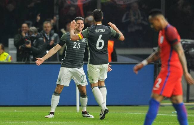 Fussball, Deutschland, Herren, DFB, Länderspiel zur Euro 2016, Olympia-Stadion Berlin: Deutschland - England; Jubel Mario Gomez (GER) nach seinem Tor zum 2:0, zusammen mit Sami Khedira (Deutschland). Jubel, Freude, Aktion.