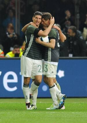 Fussball, Deutschland, Herren, DFB, Länderspiel zur Euro 2016, Olympia-Stadion Berlin: Deutschland - England; Jubel Mario Gomez (GER) nach seinem Tor zum 2:0, zusammen mit Thomas Mueller (GER). Jubel, Freude, Aktion.